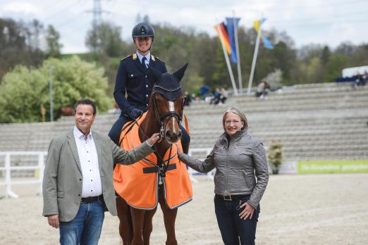 Foto: CCI2*-L-Sieger, Brandon Schäfer-Gehrau, flankiert von Landoberstallmeisterin Dr. Astrid von Velsen-Zerweck und Minister Peter Hauk - Fotograf: Thomas Hartig/equistock.de