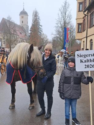 Foto: Kopfnummer 26 Siegerstute der Kaltblut & Spezialrassen, die Schwarzwälder Kaltblutstute Rosi aus der Zucht und im Besitz von Josef Mayer, Westhausen, hier beim Umzug an der Hand von Maria Groll - Fotograf: Privat