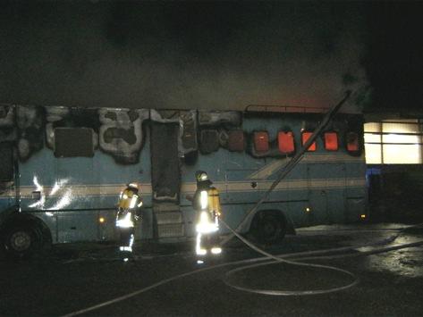 Foto: LKW-Brand auf Pferdehof in Vosswinkel - Fotograf: Feuerwehr Arnsberg