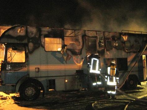 Foto: LKW-Brand auf Pferdehof in Vosswinkel - Fotograf: Feuerwehr Arnsberg