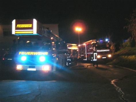 Foto: LKW-Brand auf Pferdehof in Vosswinkel - Fotograf: Feuerwehr Arnsberg