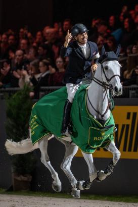 Foto: Kent Farrington (USA) feiert den Gewinn des Rolex Grand Prix mit Greya - Fotograf: Rolex Grand Slam/Tom Lovelock