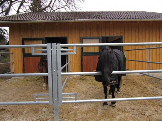 Foto: Pferdeboxen auf Gut Rosenhof - Fotograf: Röwer & Rüb