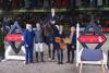 Foto: Veranstalter Volker Wulff (EN GARDE), Gerrit Nieberg, Henry Delfs, Jessica Frauenrath von Equipe Saddles sowie Claudia Delfs, die Mutter des Siegers - Fotograf: Thomas Hellmann