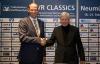 Foto: Per Handschlag besiegelt - das Titelsponsoring der Volksbanken und Raiffeisenbanken für die VR Classics in Neumünster zwischen Dirk Dejewski, Vorstand VR Bank Neumünster, und Veranstalter Paul Schockemöhle - Fotograf: Stefan Lafrentz