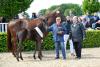Foto: DLZ-Geschäftsführer Urs Schweizer (re.) gratuliert dem Züchter des Sieger-Stutfohlens von Dante Weltino OLD-Dimaggio, Ferdi Ostholt (li.) - Fotograf: Wegener/equitaris.de