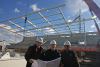 Foto: (v.l.) Leonhard Leuchter, Burkhard Floors (beide Architekturbüro KadaWittfeld) und den ALRV-Vorstandsvorsitzenden Frank Kemperman vor dem Rohbau der neuen Tribüne.