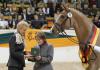 Foto: Siegerhengst Donauruf mit Züchterin Veronika von Schöning (Mitte) und Petra Wilm, Vorsitzende des Trakehner Verbandes - Fotograf: Stefan Lafrentz 