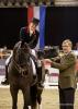 Foto: Siegerin im Grand Prix Special Laura Tomlinson (GBR) zusammen mit Dr. Kaspar Funke, Geschäftsführer der ESCON Marketing GmbH - Fotograf: sportfotos-lafrentz.de