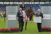 Foto: Dem Sieger gratulieren (v.r.) ALRV-Aufsichtsratsmitglied Hans Kauhsen und Vorstandsmitglied der Sparkasse Aachen Ralf Wagemann - Fotograf: CHIO Aachen/Michael Strauch
