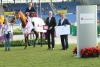 Foto: Dem Sieger gratulieren Ralf Wagemann, Vorstandsmitglied der Sparkasse Aachen, und ALRV-Aufsichtsratsmitglied Peter Weinberg (rechts) - Fotograf: Aachen 2015/Michael Strauch
