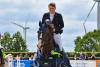 Foto: Hat zurecht ein Strahlen im Gesicht: Fynn Jesse Hess führte die Ehrenrunde im Preis der Asmussen Landtechnik GmbH & Co. KG mit seinem Centurano an - Fotograf: RathmannVerlag/Malina Blunck