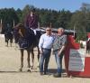 Foto: Alexa Stais mit Quintato, Sponsor Manfred von Allwörden und Turnierleiter K. H. Klasen (Happy Jumper) 