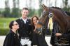 Foto: Marcus Hermes (Mitte) gewann auf Royal Mirage den hochkarätigen Ehrenpreis des Ritts um das Goldene Pferd für den erfolgreichsten Reiter des Turniers. Überreicht wurde die exklusive Brosche aus Gold durch die Gestütsinhaberinnen Evelyn (l.) und Rebecca Gutman (r.). - Fotograf: Nadine Harms