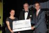 Foto: Übergabe des Schecks für das Projekt Reiten als Schul- und Kindergartensport. v.l.n.r. Christine Wendtland-Meins (Projektbeauftragte), Dieter Medow (Vorsitzender des Pferdesportverbandes Schleswig-Holstein), Matthias Karstens (Verbandsgeschäftsführer) - Fotograf: ms-fotoservice.de
