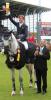 Foto: Jordi Queralt, Marketingdirektor der Warsteiner Gruppe, gratuliert dem Briten Ben Maher, Sieger im Warsteiner Preis - Preis von Europa 2013 - Fotograf: Marie Scharffenorth