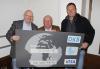 Foto: Scheckübergabe. Es zeigt v.l.n.r. Volker Wulff, Geschäftsführer EN GARDE Marketing, Uwe Seeler und Frank Rost - Fotograf: Stefan Hoyer 
