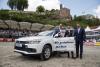 Foto: Felix Haßmann (Mitte) siegte in Nörten-Hardenberg im Preis um die Goldene Peitsche und sicherte sich damit einen nagelneuen Mitsubishi sowie das Finalticket zur Mitsubishi Motors Masters League. Es gratulieren ihm Andreas Peter (Geschäftsführer Autohaus Peter Gruppe) sowie Dr. Kolja Rebstock (Geschäftsführer Mitsubishi Motors) (v.l.) - Fotograf: www.sportfotos-lafrentz.de