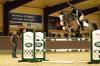 Foto: Holger Hetzel (l.), Co-Moderator Henner Hoeschen vom Internet-Dienstleister Clipmyhorse.de sowie Laura Hetzel (r.) mit dem siebenjährigen Wallach Hulapalu, Spitzenpferd der Auktion 2016, zeigten eindrucksvoll, wie junge Springpferde korrekt ausgebildet und auf ihren Weg in den Spitzensport vorbereitet werden - Fotograf: T. Hartwig