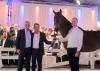 Foto: Million Dream - Frank Auer (l.), der neue Besitzer von Million Dream und Holger Hetzel (M.) nach dem spannenden Bieterduell und spektakulären Zuschlag bei der 16. Internationalen Springpferde-Auktion in Goch. - Fotograf: Hartwig