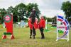 Foto: Annika Hansen und der Holsteiner So Süß RN gewinnen die Wertungsprüfung des Hunter Cups 2024 in Hademarschen. Hanna Eyler von der SALVANA Tiernahrungs GmbH gratuliert der Siegerin - Fotograf: RathmannVerlag/Lina Thiedemann