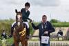 Foto: Anne-Katharina Bartels hat mit Aida II die 85er Klasse des Balios Hunter Cups in Schülp gewonnen. Handelsvertreter Stefan Marpert gratulierte - Fotograf: Malina Blunck