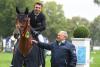 Foto: Max Schmid siegte in der Etappe des Bayernchampionats in München, Josef Priller gratulierte trotz des Regens - Fotografin: Ursula Puschak 