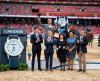 Foto: Es gratulieren v.l. Chinas Schauspieler-Superstar Eddie Peng, Dennis Li (Vizepräsident Longines China), Susen Chen (Präsidentin Swatch Gruppe China), Jing Li (Präsidentin von Dashing Equestrian) und Li Nianxi (Generalsekretär des chinesischen Verbandes CEA) - Fotograf: Longines Beijing Masters/Arnd Bronkhorst