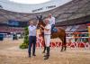 Foto: Felix Magath im Sattel von „Let’s go“. Als Grooms assistieren Ludger Beerbaum (rechts) und Michael Mronz - Fotograf: Longines Beijing Equestrian Masters/ Arnd Bronkhorst