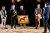 Foto: Norbert Bramlage (2.v.l.) wurde mit der Goldenen Ehrennadel des Hannoveraner Verbandes geehrt. Es gratulieren Tobias Schult, der Künstler Manfred Busemann, Ingo Pape und Dr. Hinni Lührs-Behnke - Fotograf: Hannoveraner Verband