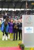 Foto: Helen Langehanenberg. Es gratulieren von rechts Baron Wolf von Buchholtz, Vizepräsident des Aachen-Laurensberger Rennvereins, sowie Toni und Marina Meggle.