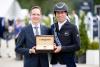 Foto: Longines Repräsentant Thomas Bergmann und Tim Price bei der Übergabe der Longines Uhr - Fotograf: Thomas Ix. 
