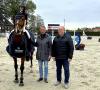Foto: Holger Hetzel und Richter Heiner Messing gatulieren Christina Gierlich zum Sieg im Preis der Firma Blandfort Bau mit United`s Lady - Fotograf: Dorenkamp/ Hetzel Sporthorse Sales