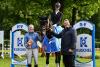 Foto: Alexander Kuschel gratulierte der Siegerin Coco Maroscheck (RG Hof Barkholz e.V.) zum Sieg mit Zaimee und Rang vier mit Diabas in der Kuschel Cup-Finalqualifikation beim Pfingstturnier des Reit- und Fahrvereins Wedel v. 1923 e.V. - Fotograf: RathmannVerlag/Malina Blunck