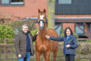 Foto: DLZ-Betriebsleiter Wolfgang Stagge und Couleur Rubin mit seiner Züchterin Harli Seifert (v.l.) - Fotograf: Tanja Becker