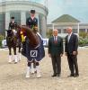 Foto: Siegerin Helen Langehanenberg im Sattel von Damon Hill. Es gratulieren Dr. Tessen von Heydebreck, Vorsitzender des Vorstands der Deutsche Bank Stiftung, und ALRV-Präsident Carl Meulenbergh (rechts). Im Hintergrund die zweitplatzierte Kristina Sprehe auf Desperados.