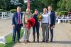 Foto: Die Besitzer Ursula und Joachim Rosendahl nehmen die Glückwünsche vom Geschäftsführer Carsten Rotermund, vom Pferdestammbuch-Vorsitzenden Ralf Johanshon sowie vom Springpferdevermarkter Carsten Lenz entgegen - Fotograf: Guido Recki