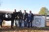 Foto: v.l.n.r.: Klaus Müller, 2. Vorsitzender des RuFV Warendorf, Geschäftsführerin Tanja Schalkamp, Lutz Woge, Geschäftsführer der WEG, und der 1. Vorsitzende Fritz Sudmann nach der Vertragsunterzeichnung auf der Reitanlage des Vereins