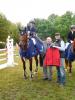 Foto: Der strahlenden Siegerin des Stil-L, Florence Hirsch, gratuliert der Organisator der Serie, Rudolf Singer und sie erhält von Alexander Göpfert eine Softshell-Jacke der Firma ChampionRider, Rielingshausen.