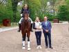 Foto: Selbstbewußte Siegerin der Youngster-Dressur Kl. S*: Donna Farah mit Ausbilder Manuel Bammel, ESRV-Vorsitzender Elske Nazarian und Richter Peter Mannheims - Fotograf: BM