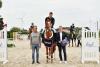Foto: Erste Qualifikation gewonnen - Johannes Ehning und die siebenjährige Kira II - mit Turnierleiter Holger Hetzel und Peter Bornschein (AGRIA). - Fotograf: Lehmeyer)