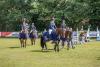 Foto: Das siegreiche Team des Reitvereins St. Hubertus e.V. Rendsburg schritt zur Ehrung der Röschmann TEAM TROPHY anlässlich der Tasdorfer Turniertage - Fotograf: Chrissi VE Fotografie
