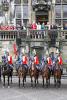 Foto: Dänische Gardehusaren vor dem Aachener Rathaus. Oben in der Mitte im weißen Mantel Ihre Königliche Hoheit Kronprinzessin Mary von Dänemark - Fotograf: CHIO Aachen/Andreas Steindl
