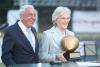 Foto: Goldene Erdbeere für eine sichtlich fröhliche Madeleine Winter-Schulze mit dem Initiator und Turnierchef Enno Glantz - Fotograf: Tara Gottmann