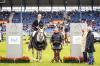 Das Foto zeigt den Sieger von Deutschlands U25 Springpokal der Stiftung Deutscher Pferdesport und Holger Hetzel, Preis von Holger Hetzel, Enno Klaphake auf NC Verso Red Wine, sowie Holger Hetzel, ALRV-Vizepräsident Frank Kemperman und Jochen Kienbaum, Vorstandsvorsitzender der Stiftung Deutscher Pferdesport. - Fotograf: CHIO Aachen/Jasmin Metzner 