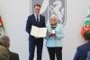 Foto: Gisela Hinnemann hat das Bundesdienstkreuz erhalten, überreicht von NRW-Ministerpräsident Hendrik Wüst. Fotograf: (c) Land NRW/Martin Götz