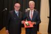 Foto: Theo Leuchten (r.) verabschiedete sich bei den FN-Tagungen als Vorsitzender des Bereichs Zucht und wurde von FN-Präsident Martin H- Richenhagen mit dem Reiterkreuz in Gold ausgezeichnet - Fotograf: (c) Holger Schupp