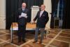 Foto: Bei den FN-Tagungen "vergoldet": Joachim Völksen (r.) erhielt die Graf-Landsberg.Medaille aus der Hand des FN-Präsidenten Martin H. Richenhagen - Foto:graf: (c) Holger Schupp