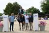 Foto: v. li Veranstalter und Parcourschef Georg Schweiger, Sieger Daniel Böttcher, 2.Vorsitzender Springreiterclub Bayern, Sönke Kohrock, Richter Jürgen Strauß