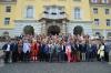 Foto: Internationale Gruppe vor dem Rathaus - Fotograf: German Friendships/ Julia Koch